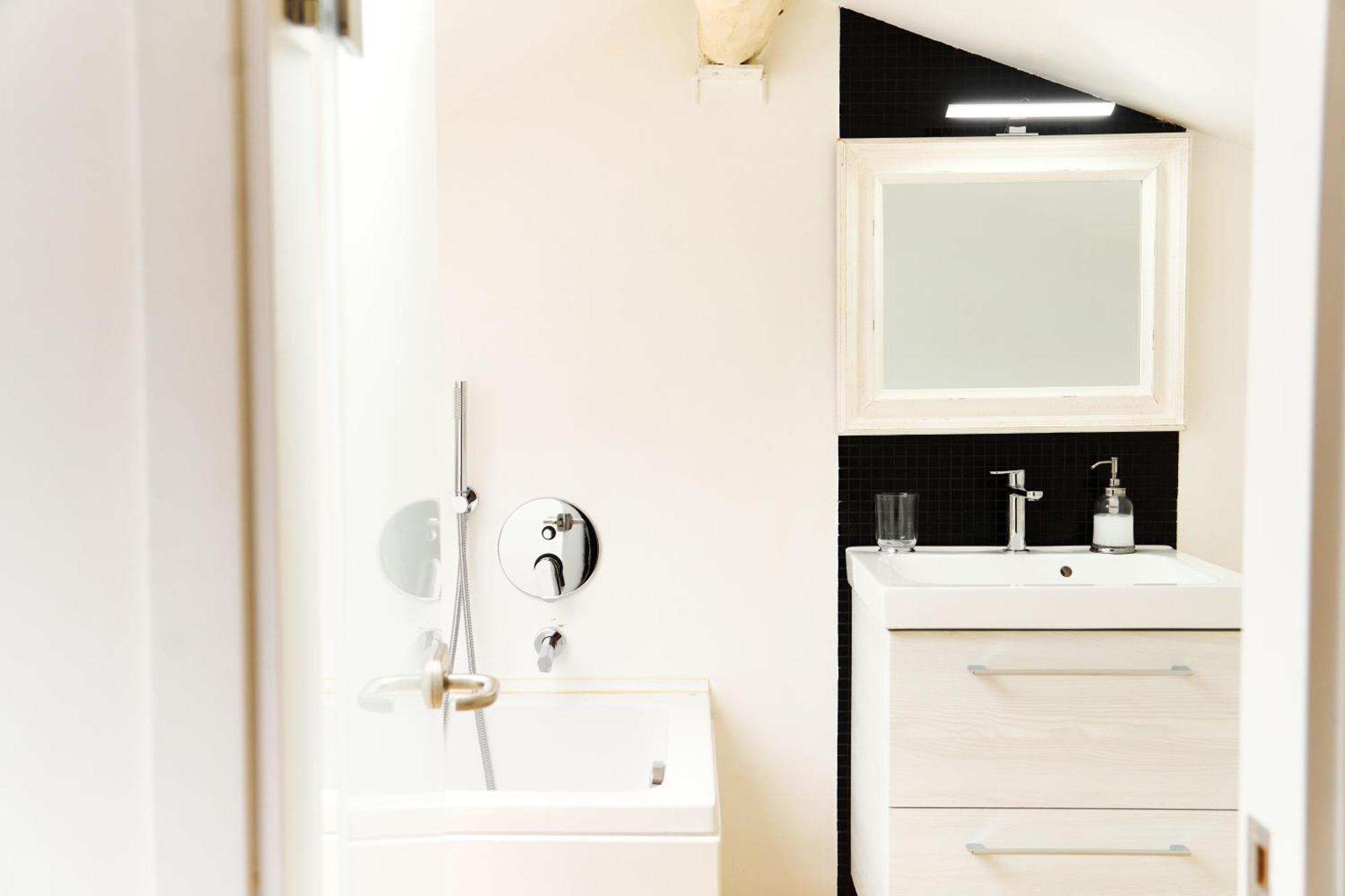 Riverside Loft Navigli - Spacious Two-Bedroom Apartment Милано Екстериор снимка